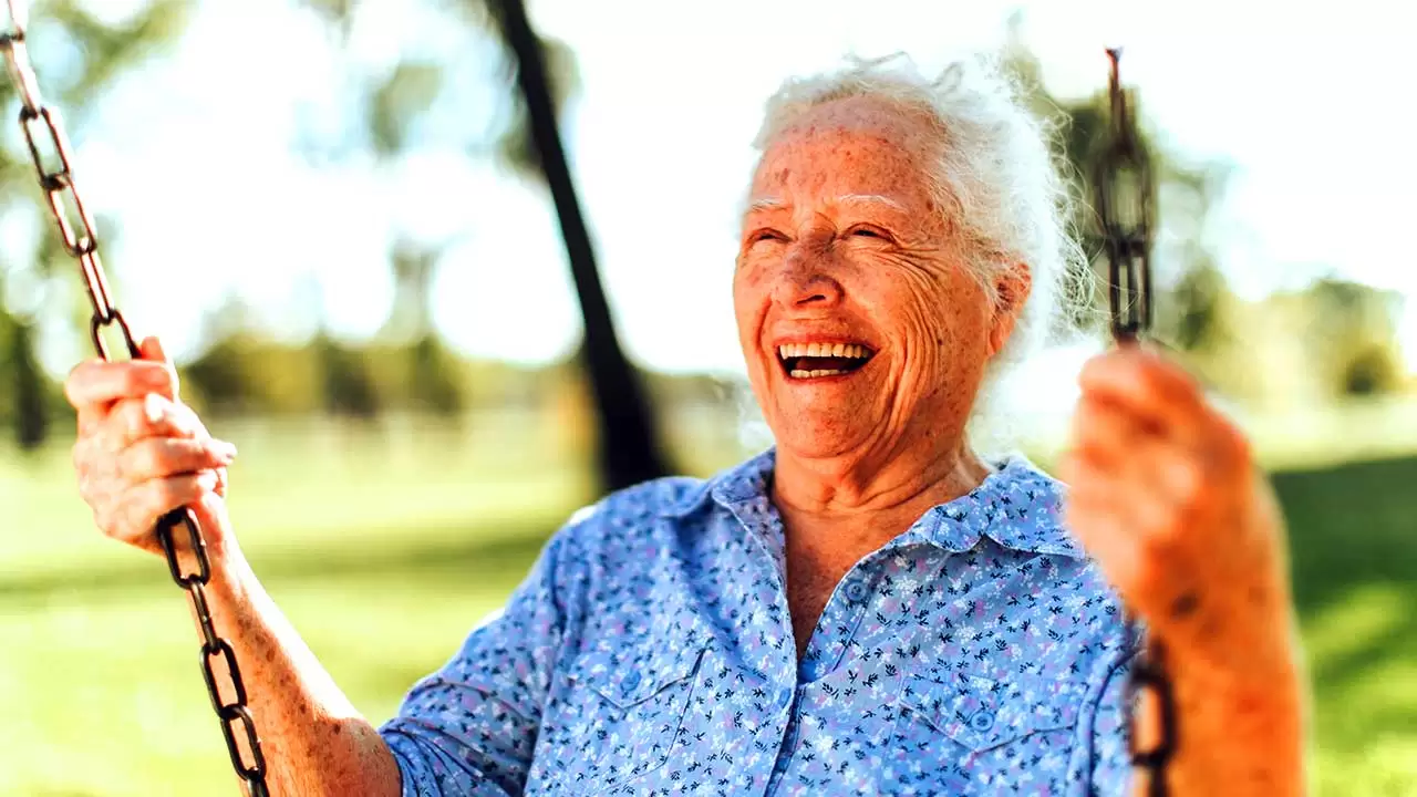 Idosa sorrindo, hóspede da Rede Vitória Spa