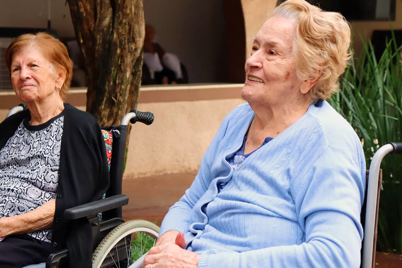 Idosa sorrindo, acolhida na Rede Vitória Spa